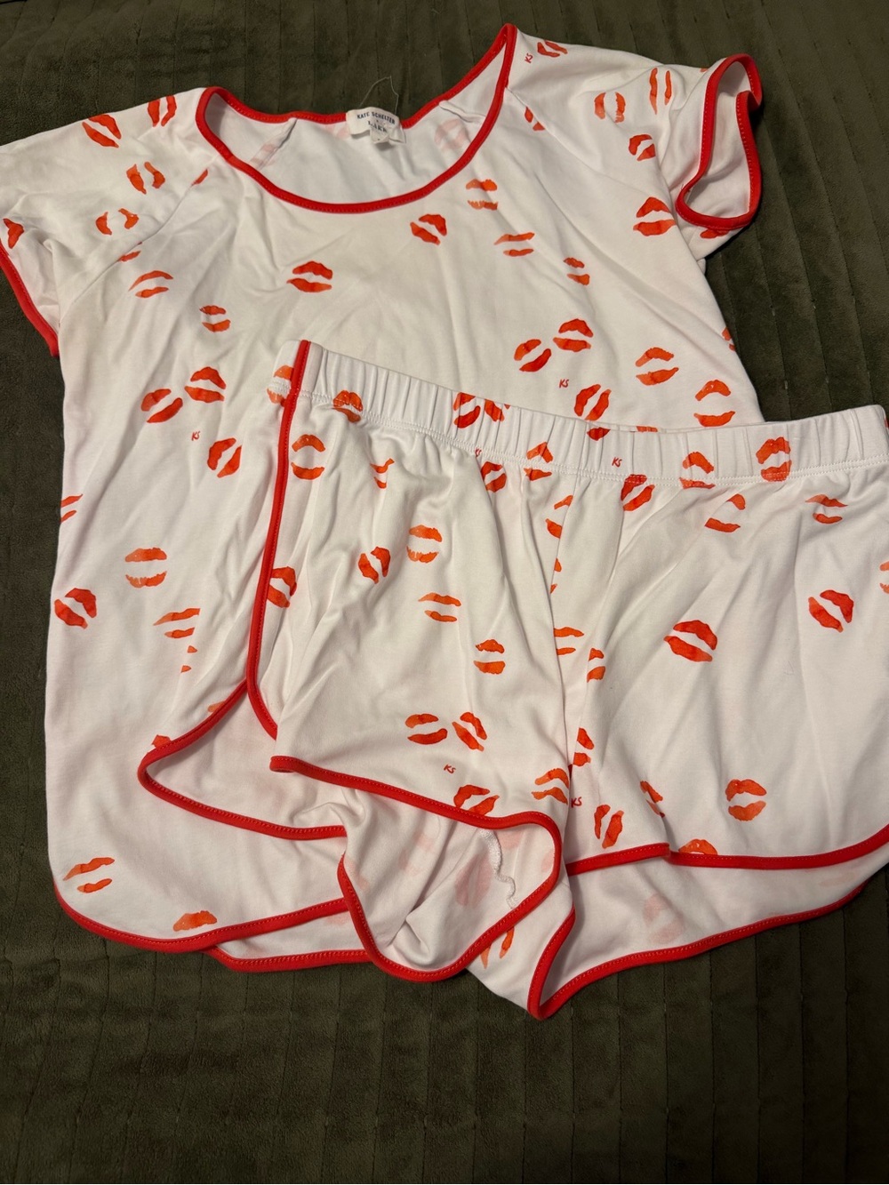 Kiss-Print Short Sleeve Pajama Set in White & Red
